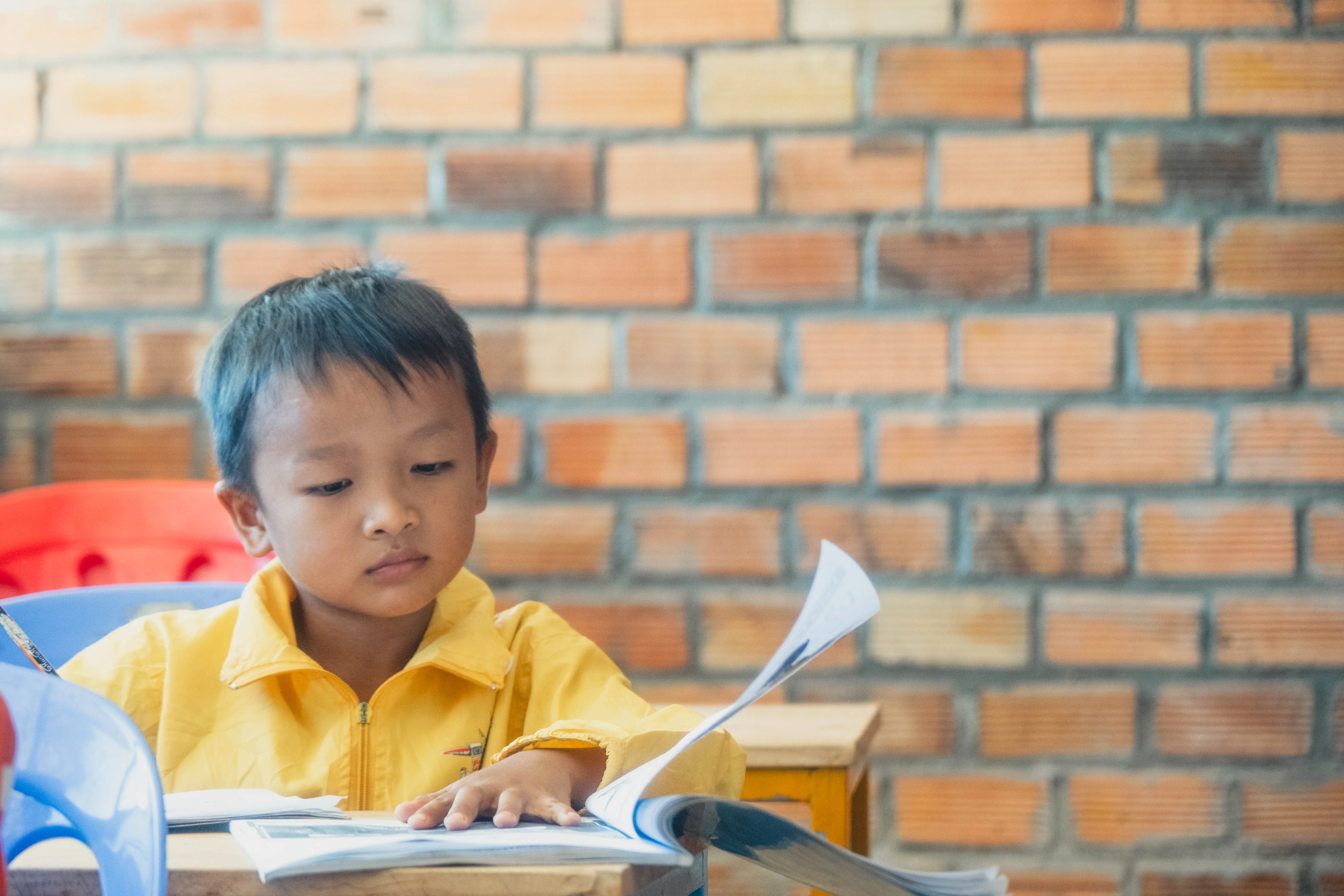 Enfant concentré sur son cahier, Centre Roubroum