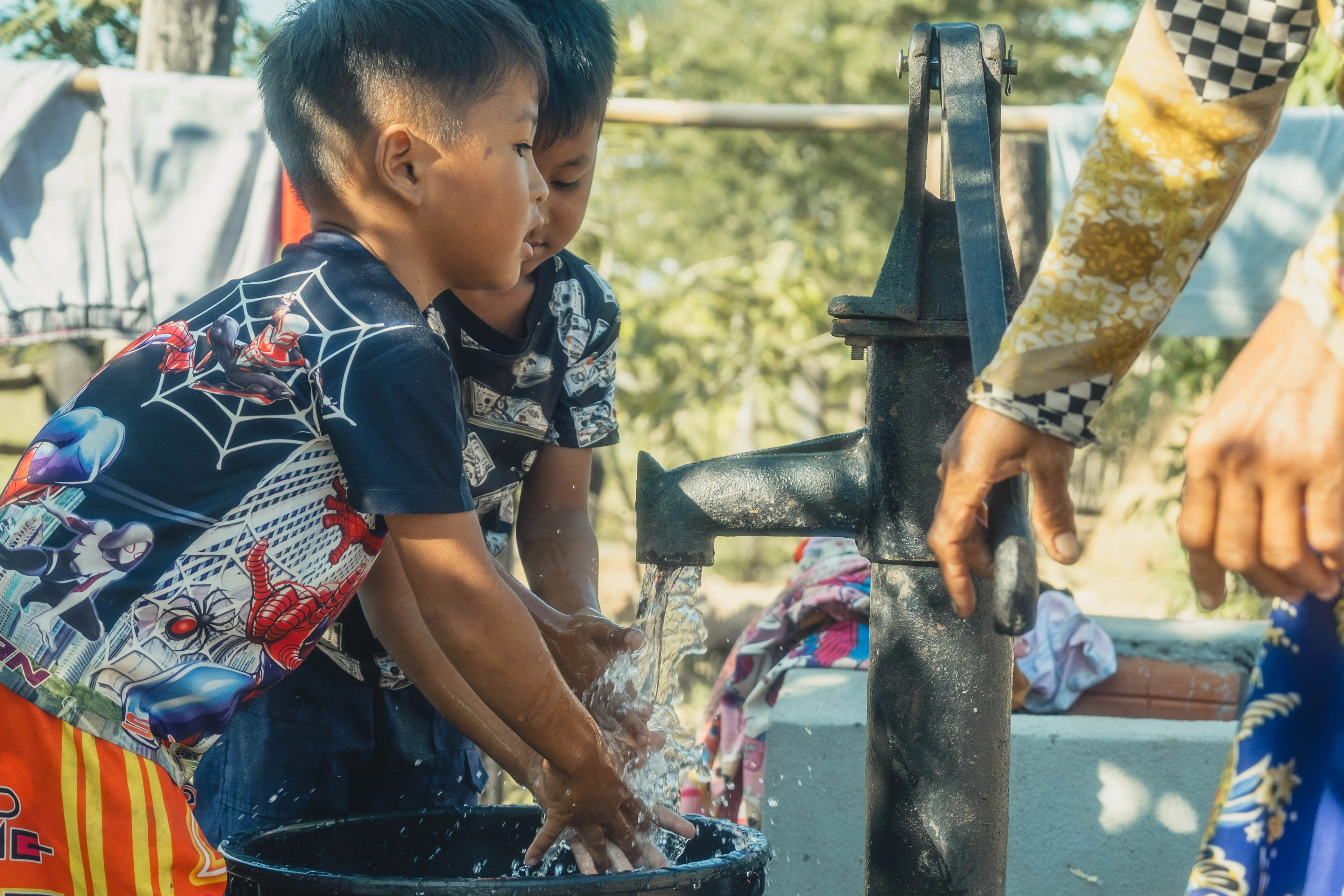 Famille accédant à une source d’eau potable