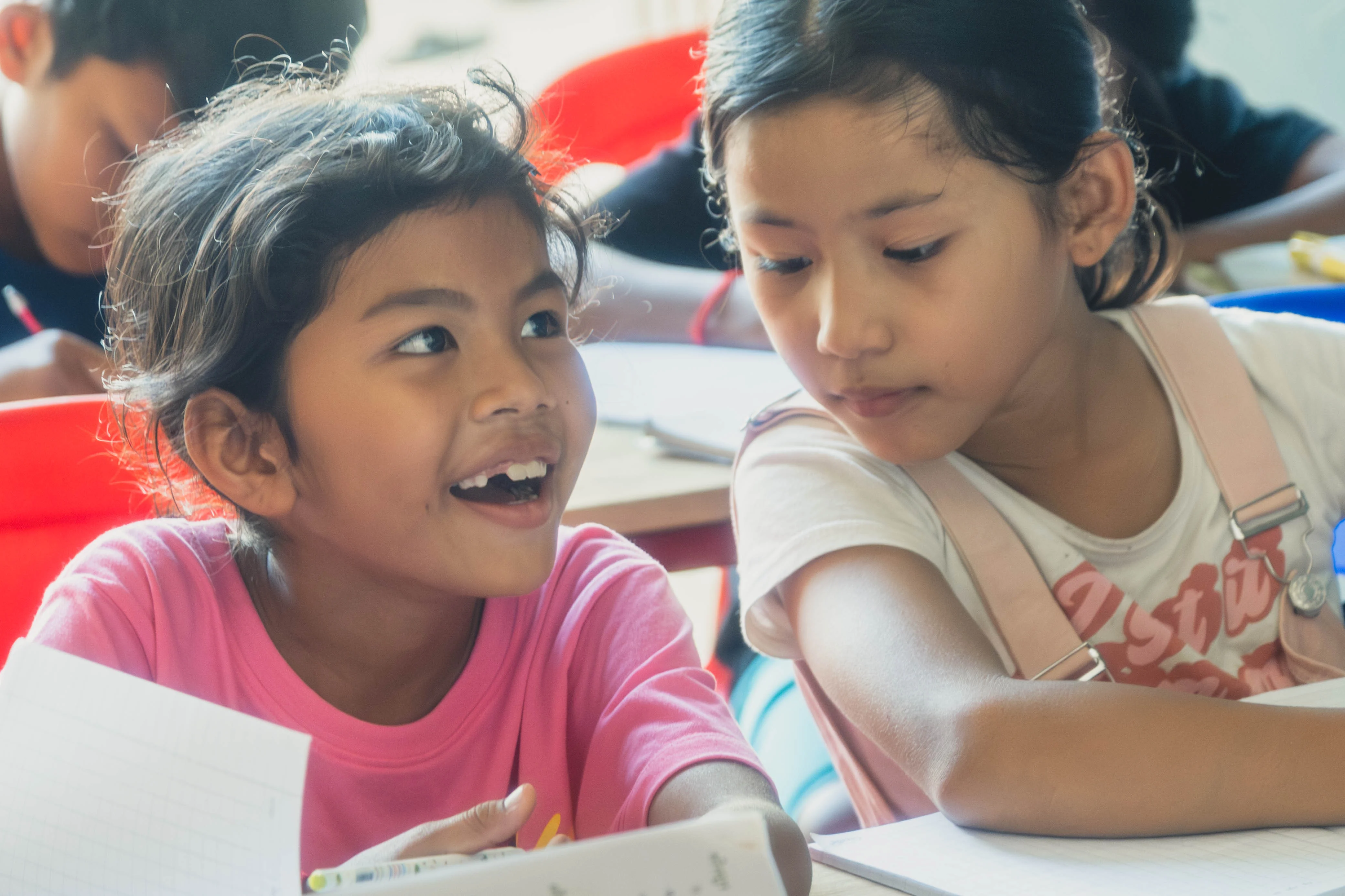 Enfants réunis dans une salle de classe au Cambodge