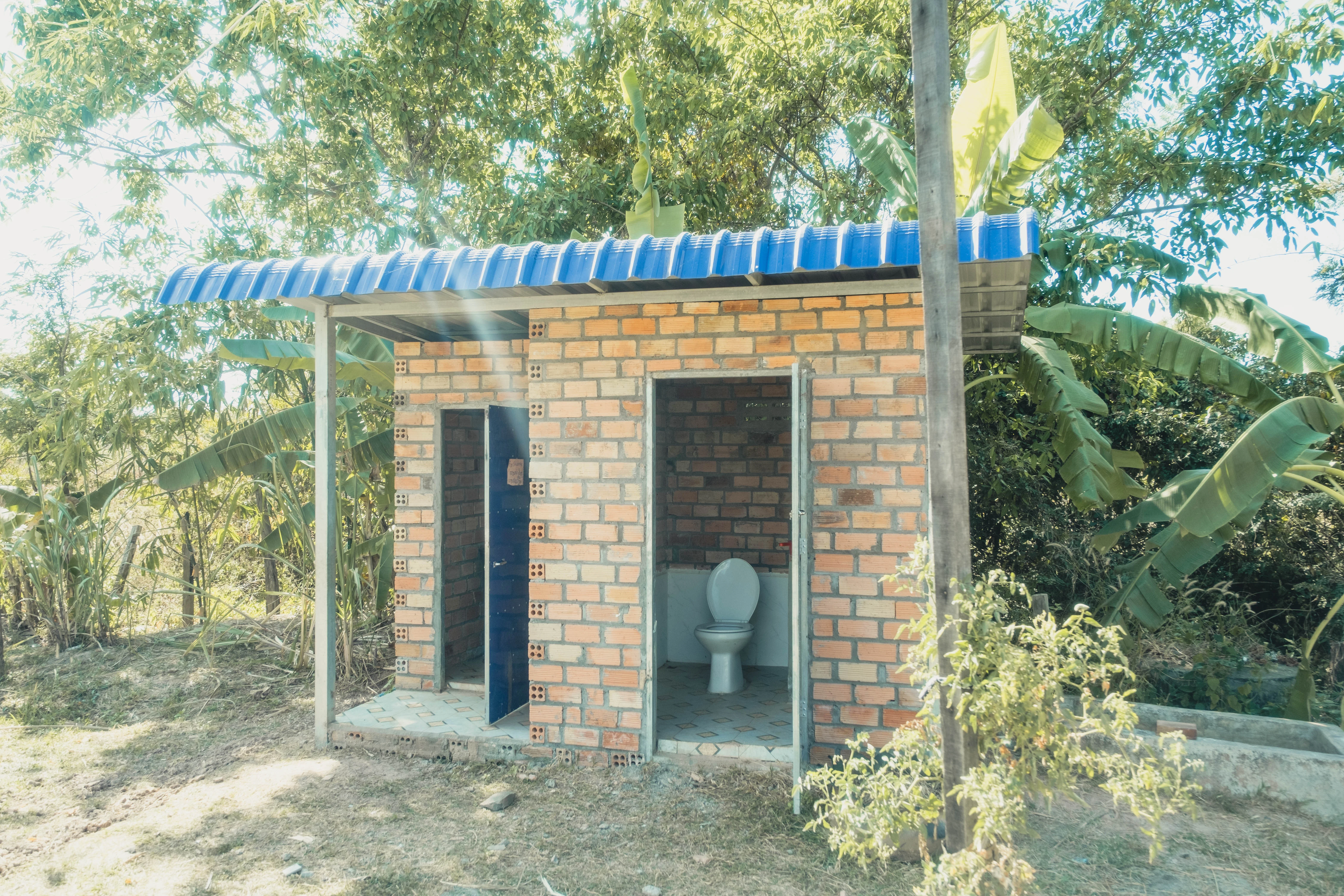 Latrines avec espace de douche sécurisé